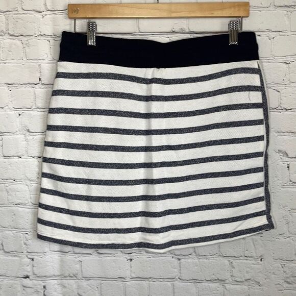 Jones New York Women’s Navy Blue and Beige Striped Skort size Medium NEW - Picture 2 of 5